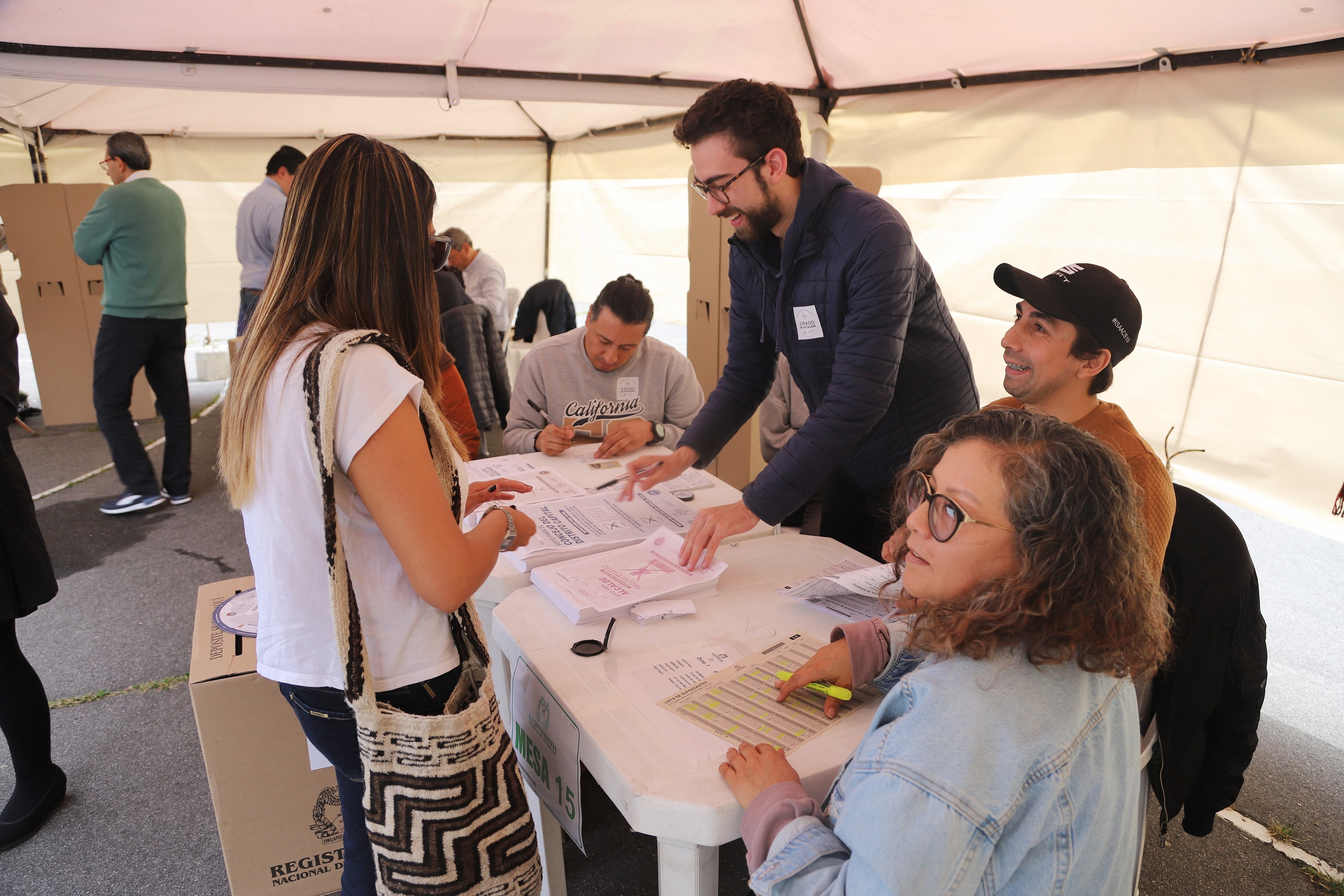 Votación, votos, mesas de votación, gente, voto