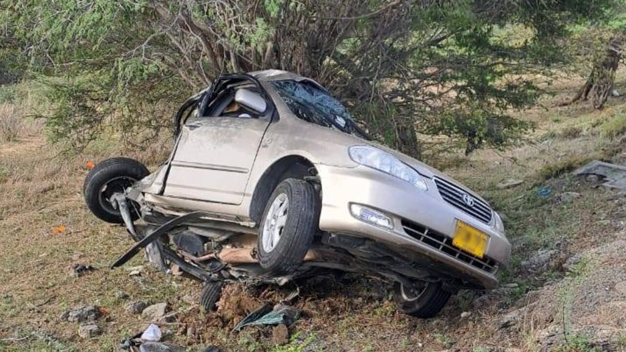 El primer vehículo implicado es un automóvil Toyota Corolla, color champaña, modelo 2008.