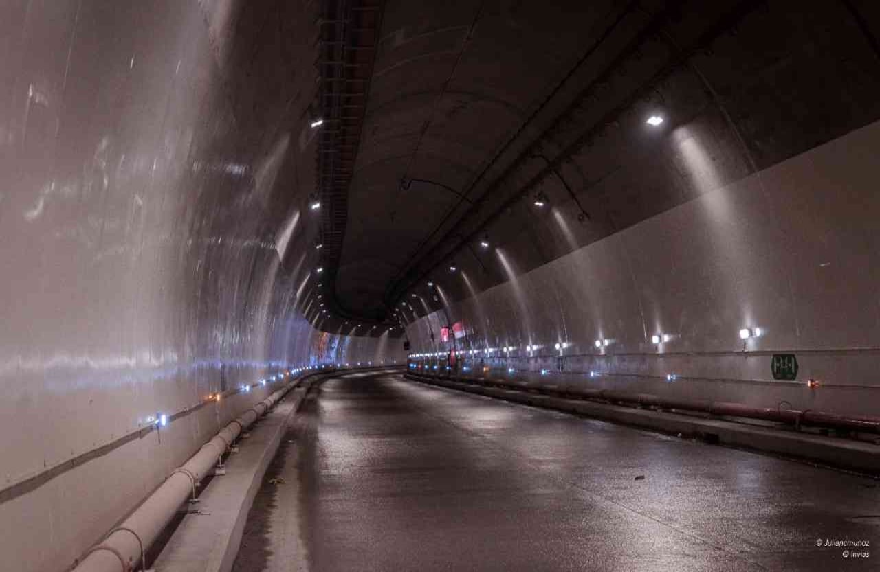 Esta instalación avanza en un 83 % y, de hecho, ya hay unas zonas del túnel principal en las que se vienen haciendo pruebas de tránsito, con el fin de que todo quede a la perfección. Foto: Invías