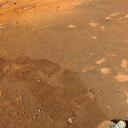 Las huellas del robot Perseverance pueden verse en esta imagen captada por una de sus cámaras el 5 de marzo. Uno de los objetivos de la misión es buscar señales de vida microbiana antigua. BBC - NASA/JPL-CALTECH