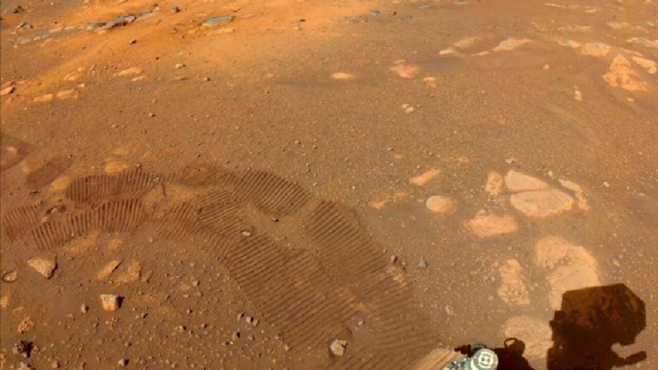 Las huellas del robot Perseverance pueden verse en esta imagen captada por una de sus cámaras el 5 de marzo. Uno de los objetivos de la misión es buscar señales de vida microbiana antigua. BBC - NASA/JPL-CALTECH