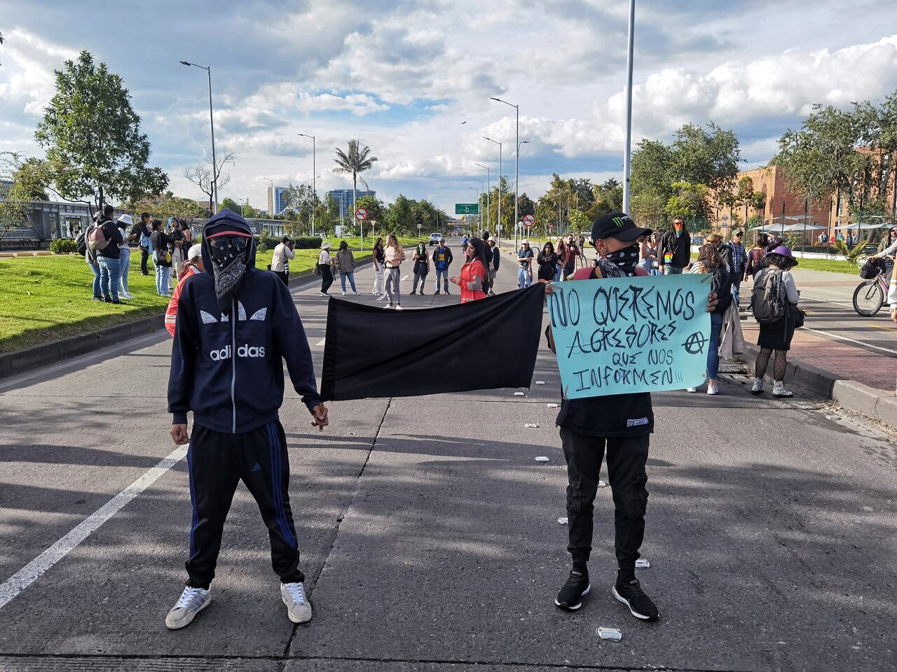 Plantón frente a RTVC en contra de Hollman Morris