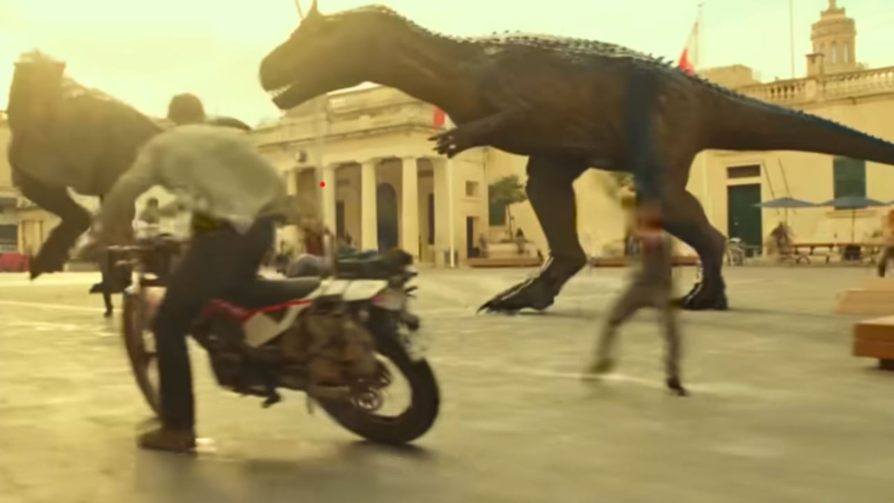 El protagonista enfrenta a los dinosaurios en una de las escenas más impactantes de la película, donde la acción y los efectos visuales marcan el ritmo del relato.