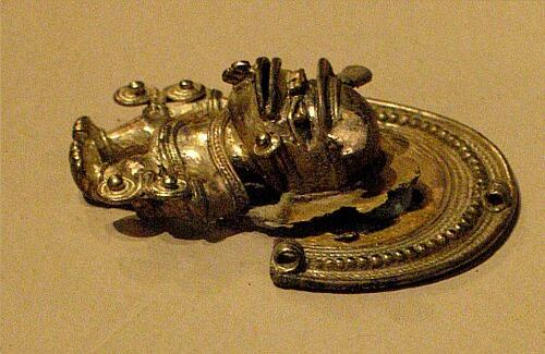 Pieza antropomorfa elaborada con la técnica de la tumbaga, que es una aliación de cobre y oro. 