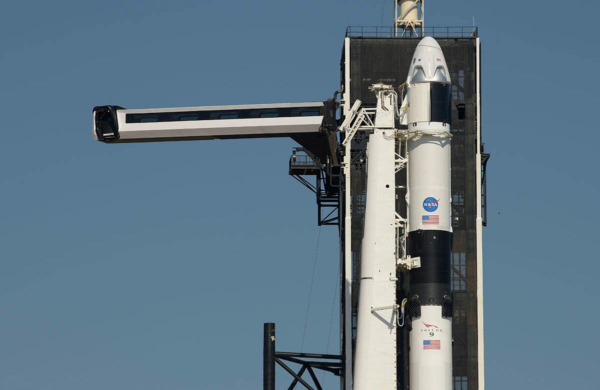 El brazo de acceso de la tripulación se coloca en posición para la nave espacial Crew Dragon y el cohete SpaceX Falcon 9 en el Launch Complex 39A mientras continúan los preparativos para la misión Demo-2, jueves 21 de mayo de 2020, en el Centro Espacial Kennedy de la NASA en Cabo Cañaveral, Florida. Foto: Bill Ingalls / NASA vía AP 