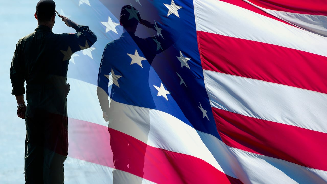 En el Día de los Veteranos, los soldados honran a la bandera de Estados Unidos en señal de respeto a quienes han servido y protegido la nación.