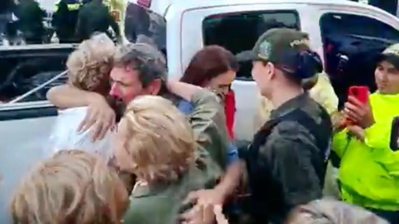 Entre lágrimas y abrazos, el ganadero fue recibido por sus familiares, conocidos y por las autoridades locales.