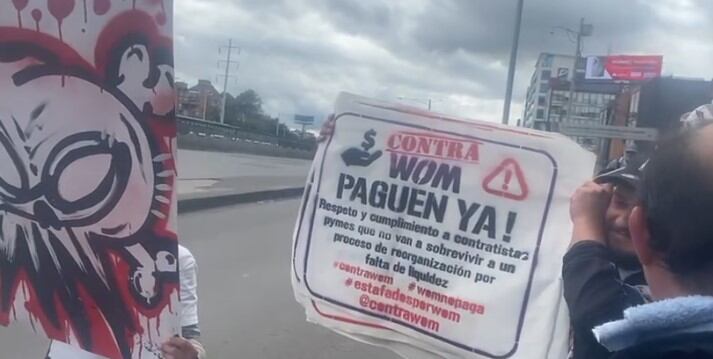 Protesta contra Wom en Bogotá, por falta de pago a proveedores.