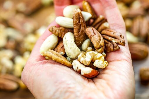 Consumir frutos secos como las almendras y las nueces, ya que tienen gran cantidad de potasio.