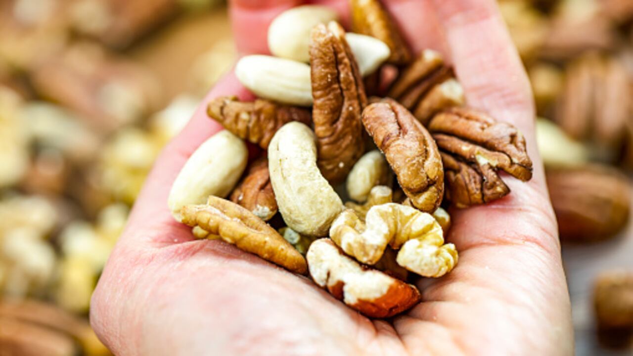Consumir frutos secos como las almendras y las nueces, ya que tienen gran cantidad de potasio.
