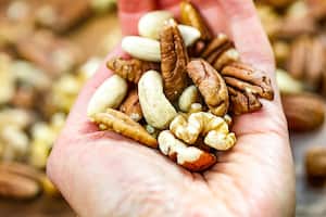 Consumir frutos secos como las almendras y las nueces, ya que tienen gran cantidad de potasio.