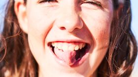 Esto dice la ciencia sobre girar la lengua 180°.