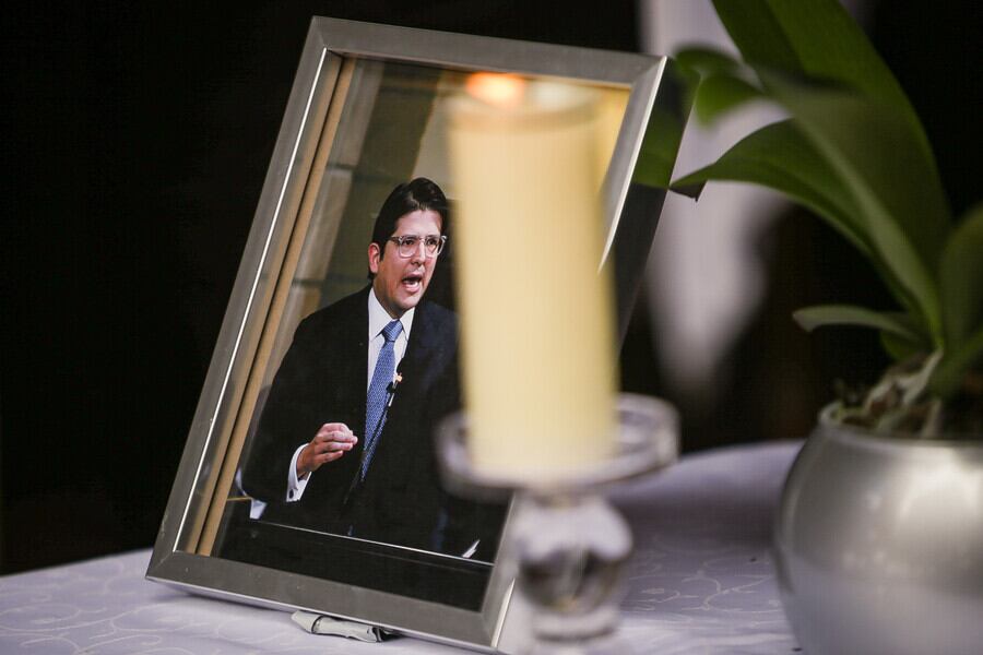 A las afueras de la Procuraduría General de la Nación se realizó un homenaje al senador Miguel Uribe Turbay, fallecido en horas de la madrugada. Durante el acto se guardó un minuto de silencio y el procurador Gregorio Elijach ofreció unas palabras de aliento a su familia.