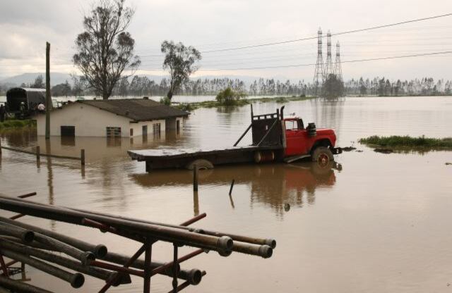 Este martes la Unidad Nacional para la Gestión del Riesgo, la Gobernación de Cundinamarca, el Fondo de Prevención y Atención de Emergencias (FOPAE) y la Policía Nacional visitaron la vereda Parcelas, en el municipio Cota (Cundinamarca), donde se produjo el rompimiento del jarillón.