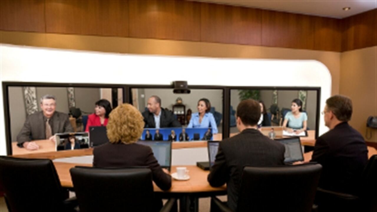 Con la telepresencia se logra tener una reunión sin estar juntos, pero con todo lo que hace contacto visual, sonido ambiente