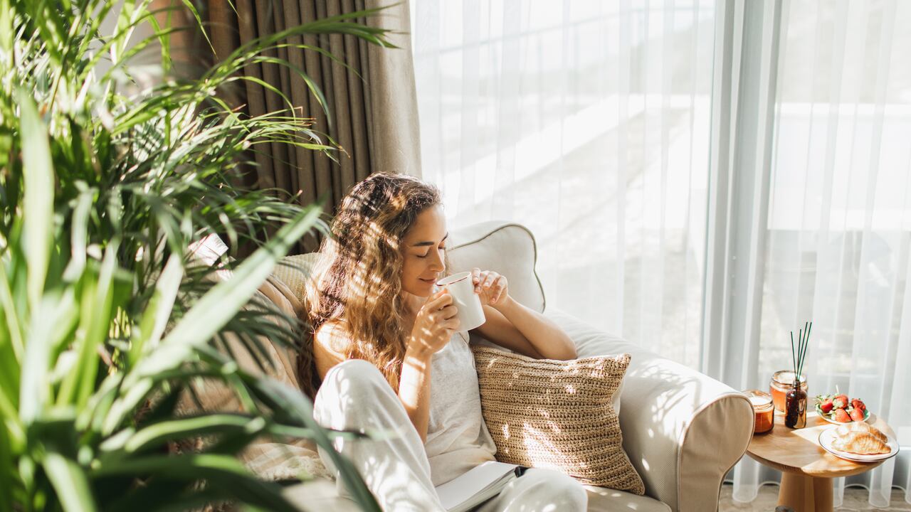 El Feng Shui recomienda que desde el sofá se pueda ver claramente quién entra en la habitación.