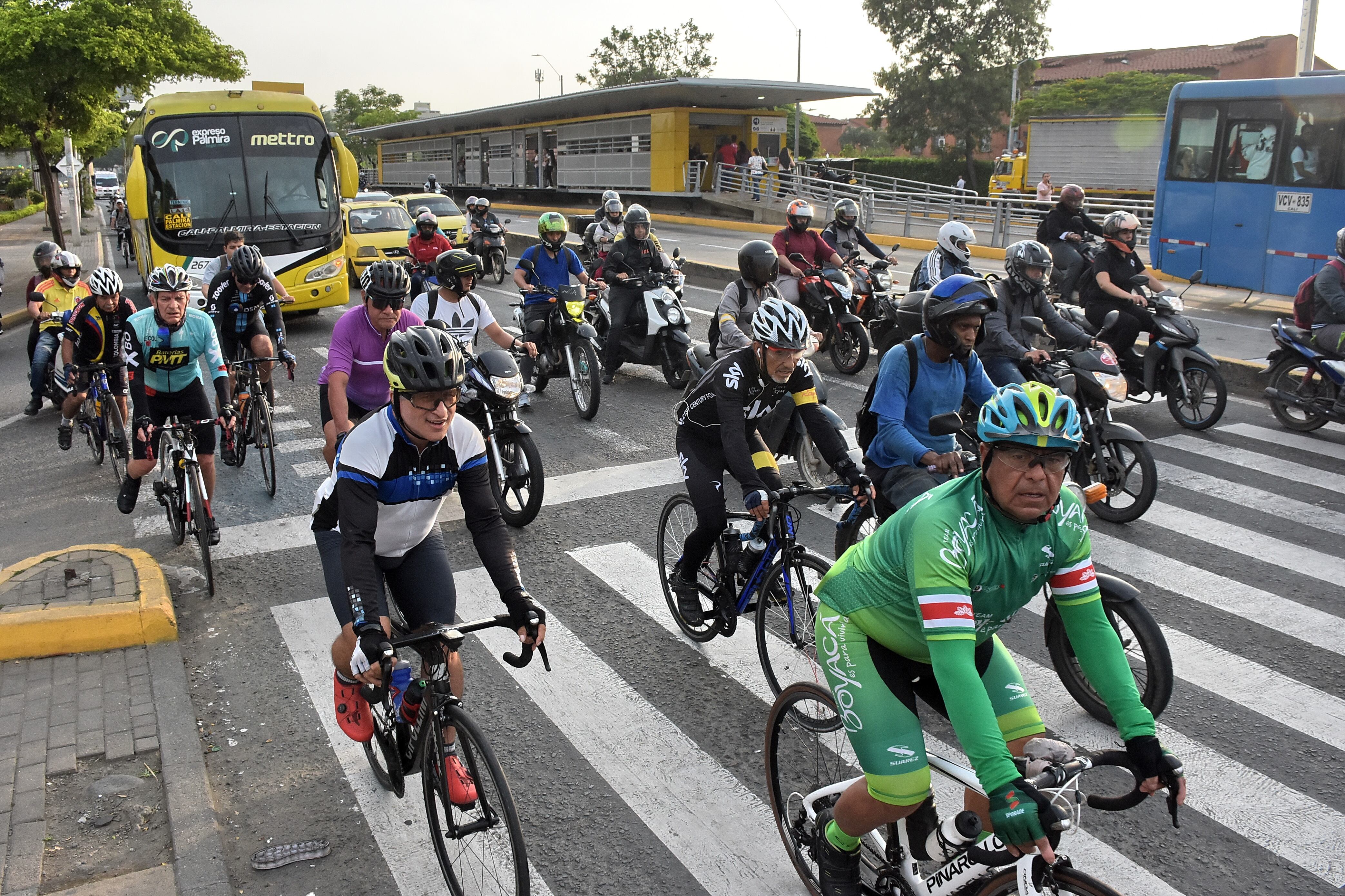 En el día sin carro, muchos caleños se la ingeniaron para poder llegar a sus lugares de trabajo, la jornada transcurrió sin ningún contratiempo en la sucursal del cielo.