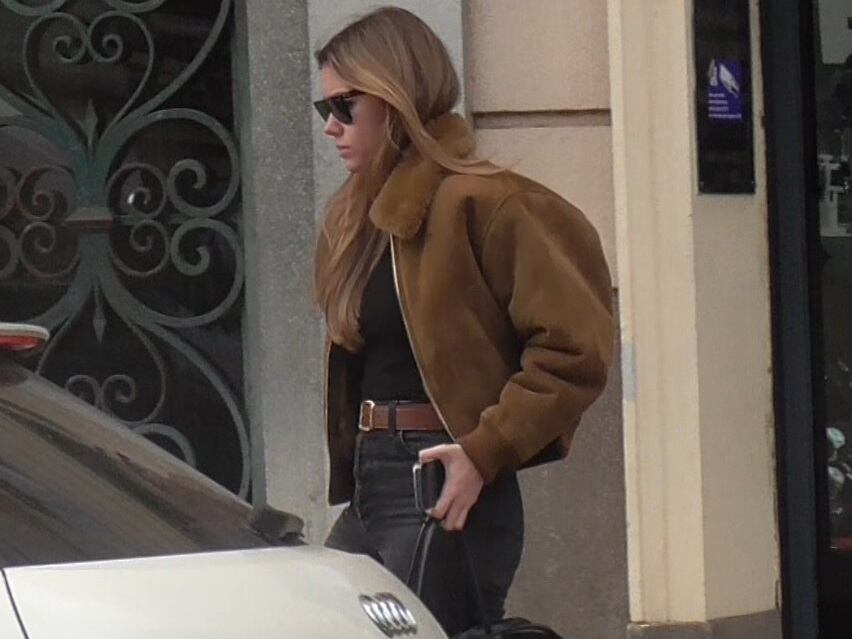 Clara Chía, cabizbaja ante ausencia de Gerard Piqué en Barcelona