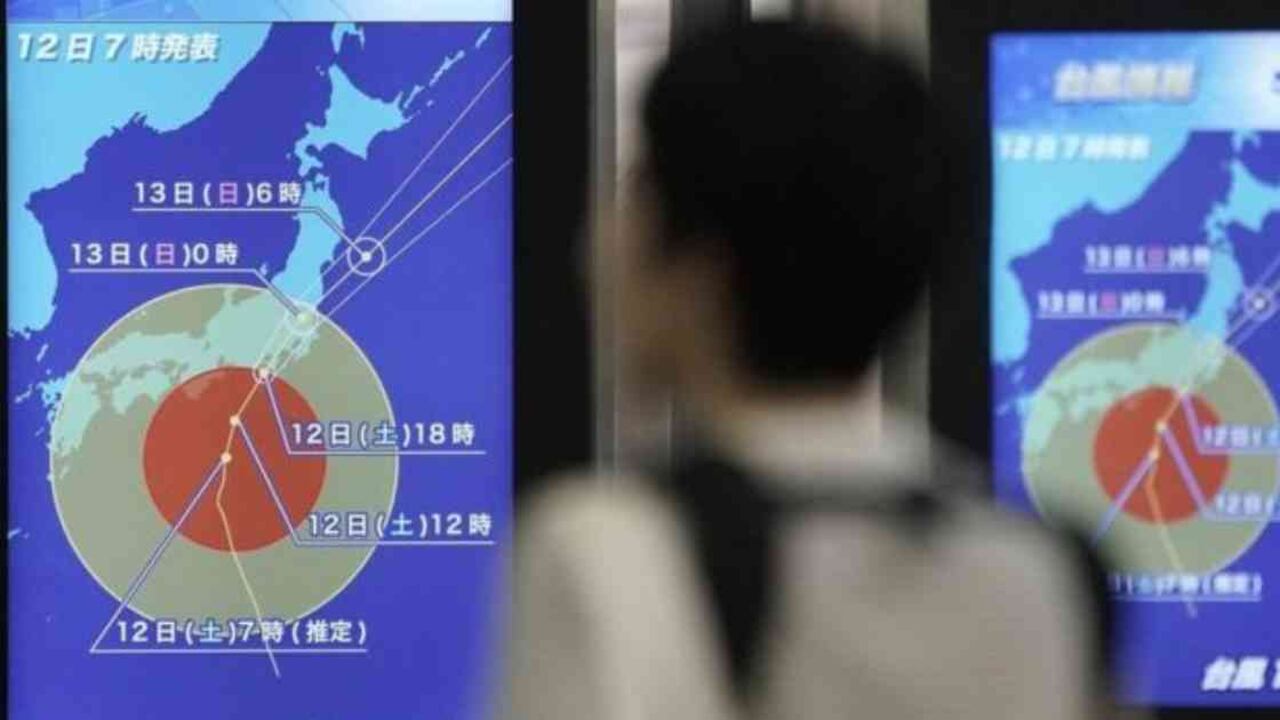 Una pantalla en la estación de tren Shinjuku de Tokio muestra a los pasajeros información sobre el Tifón Hagibis. Foto: EPA vía BBC.