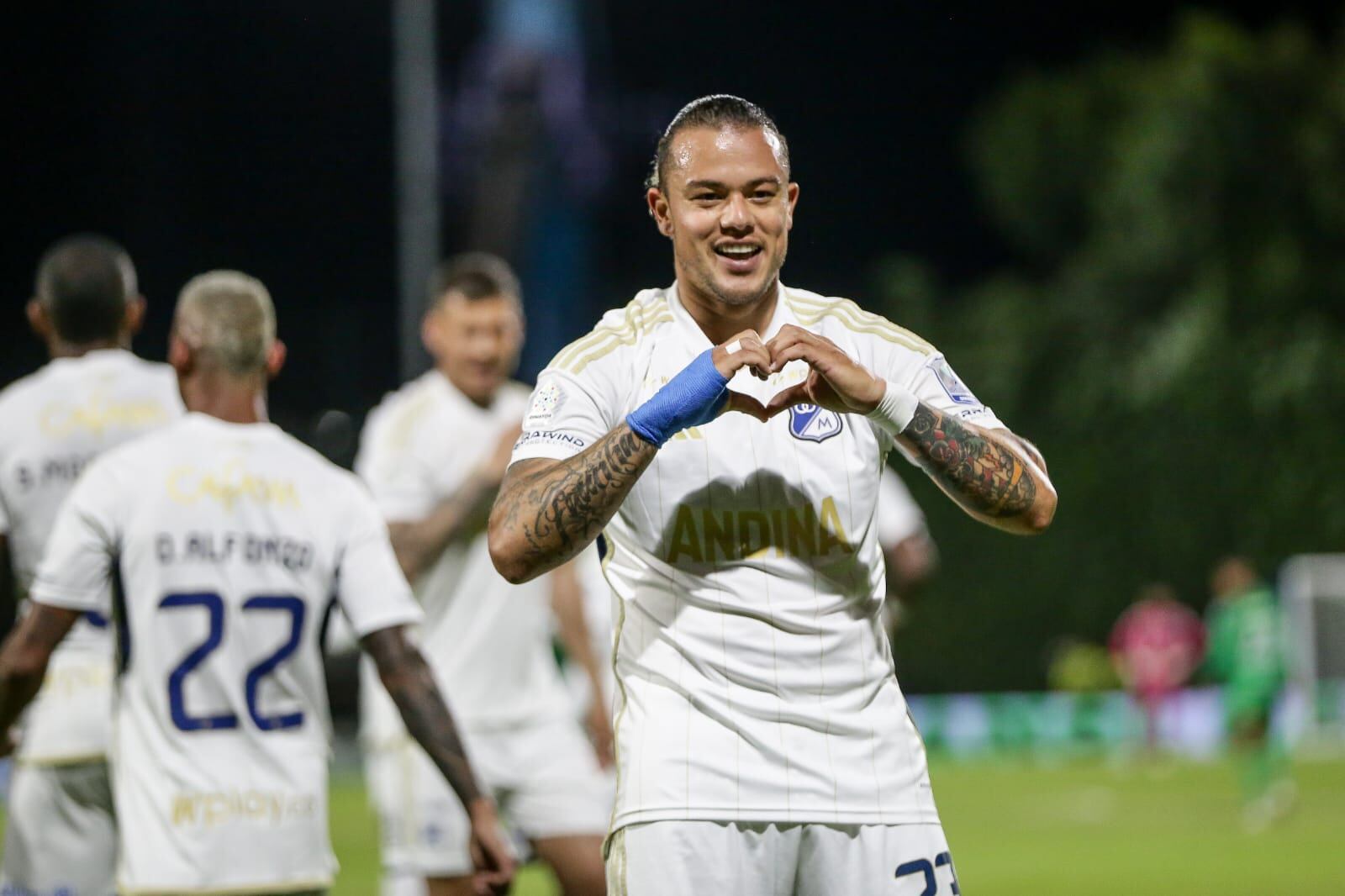 Leonardo Castro, celebrando su gol con Millonarios ante la Equidad por liga