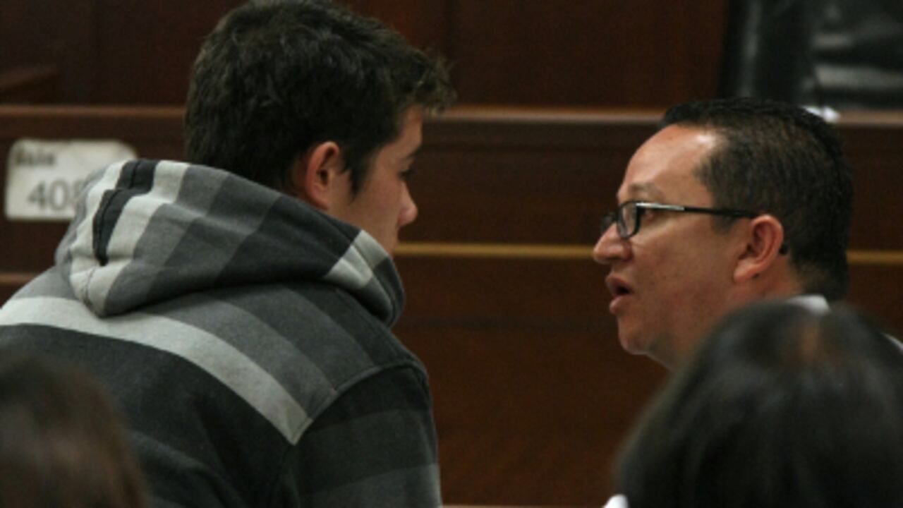 Steven Baquero en compañía de su abogado en la audiencia de imputación de cargos y medida de aseguramiento.