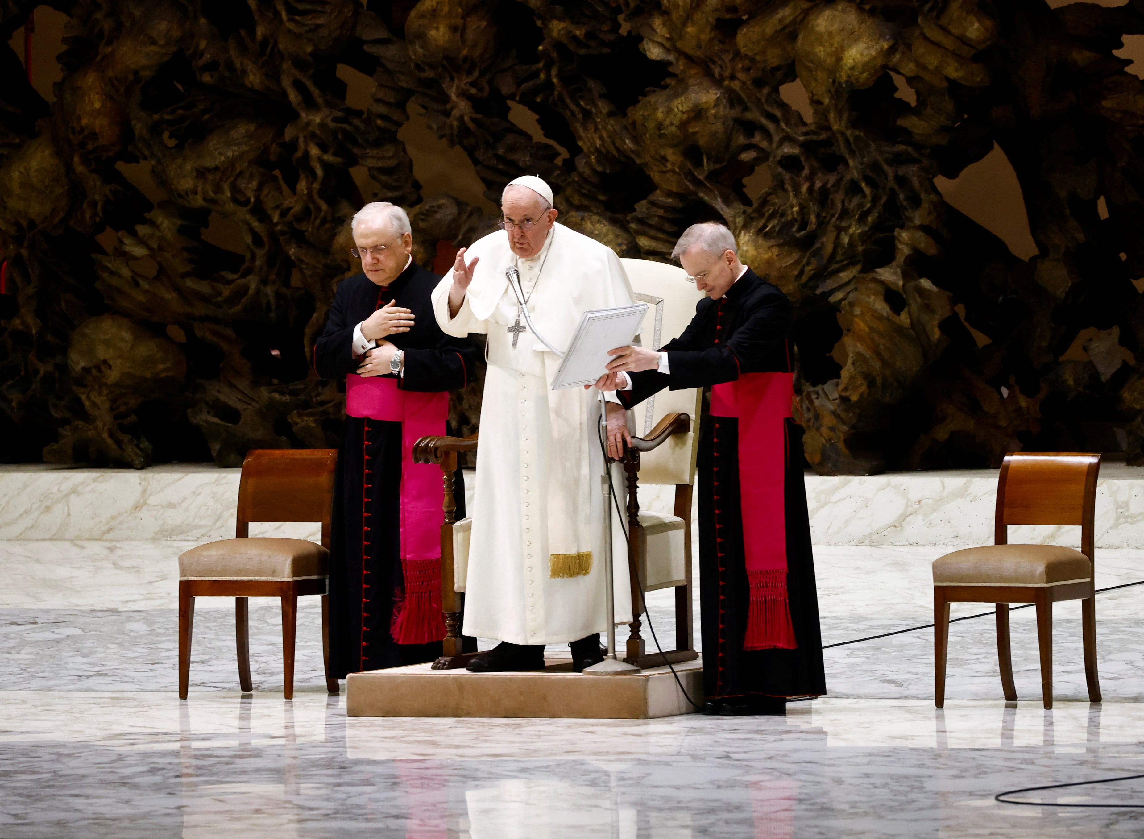 Esto incluye también la aplicación de rentas por el uso de inmuebles que sean análogos a las que se usan en Italia para quienes no trabajan ni prestan servicio a la Santa Sede o al Estado de la Ciudad del Vaticano