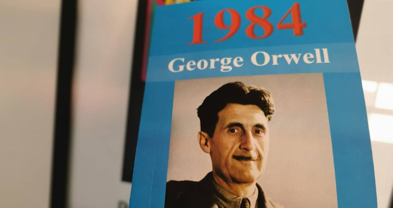 La inteligencia artificial destaca '1984' de George Orwell como una obra clave para comprender la vigilancia y el control en la era digital.