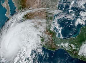 Esta imagen satelital proporcionada por la NOAA el jueves 19 de octubre de 2023 muestra la tormenta del huracán Norma acercándose al extremo sur de la península de Baja California en la costa del Pacífico de México. (NOAA vía AP)