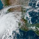 Esta imagen satelital proporcionada por la NOAA el jueves 19 de octubre de 2023 muestra la tormenta del huracán Norma acercándose al extremo sur de la península de Baja California en la costa del Pacífico de México. (NOAA vía AP)