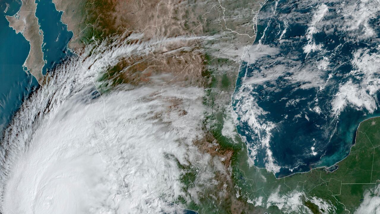 Esta imagen satelital proporcionada por la NOAA el jueves 19 de octubre de 2023 muestra la tormenta del huracán Norma acercándose al extremo sur de la península de Baja California en la costa del Pacífico de México. (NOAA vía AP)