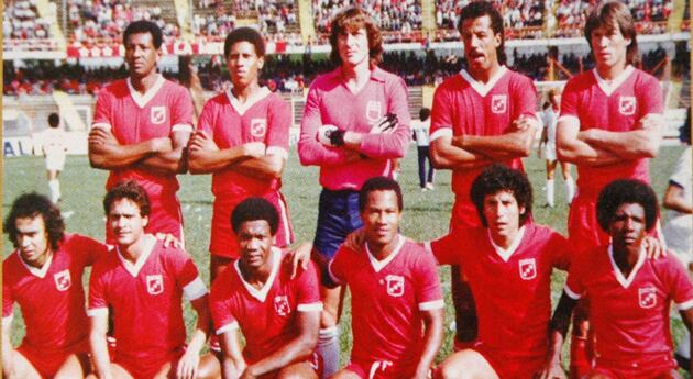 América obtuvo varios campeonatos en los años 80. Esta es la formación de 1984. Arriba, de izquierda a derecha: Reyes, Valencia, Falcioni, Penagos, Porras. Abajo, en el mismo orden: Bataglia, Espinosa, Larrosa, Ortiz, Cueto, Lugo.