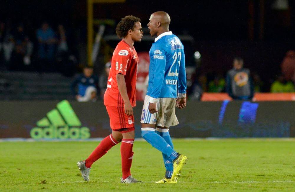 William Arboleda (izq) y Felipe Banguero (der) discuten una jugada en el partido entre Millonarios y América en Bogotá. Foto: Diana Rey Melo / SEMANA