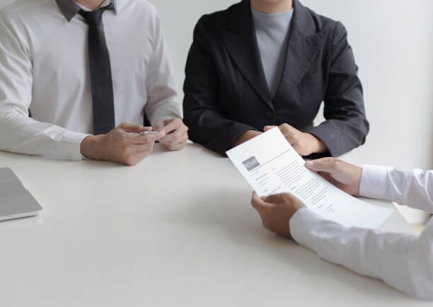 El contratista presentó documentos falsos que lo acreditaran como profesional.