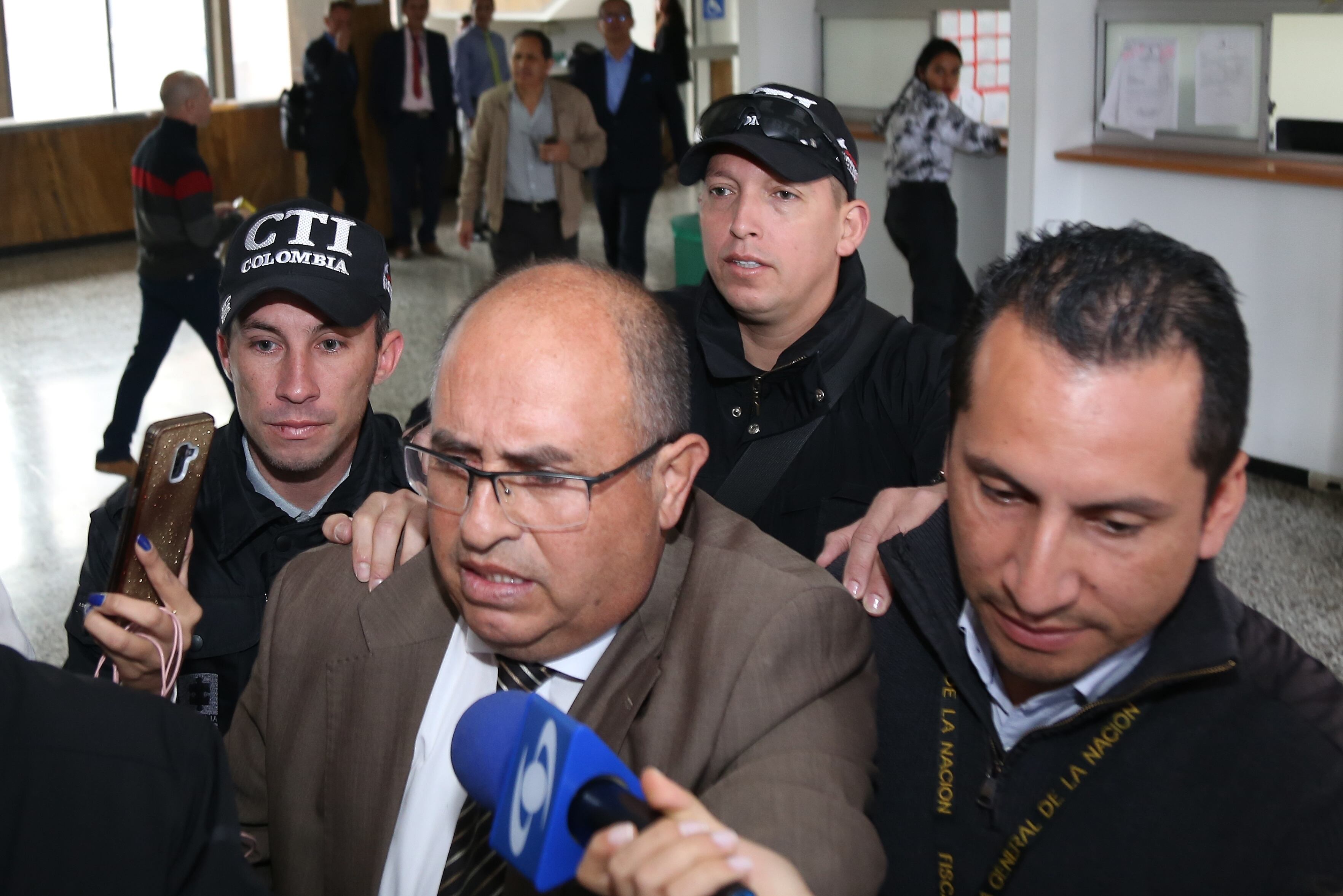 El exfiscal también deberá pagar una multa.