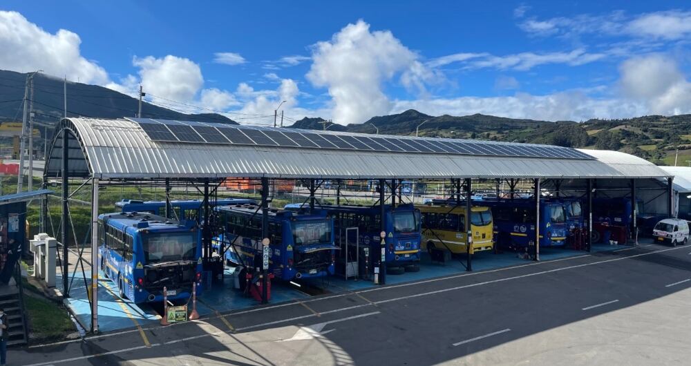 Contiene un sistema fotovoltaico interconectado de auto generación de energía eléctrica de 54,3 kilovatios-pico kWp.