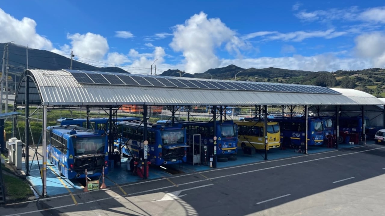 Contiene un sistema fotovoltaico interconectado de auto generación de energía eléctrica de 54,3 kilovatios-pico kWp.