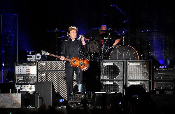 Comenzó el espectáculo a las 8:50pm con el clásico Magical Mistery Tour