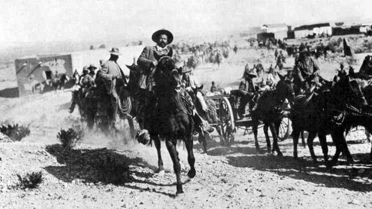 Pancho Villa, sobre su caballo Siete Leguas, frente a sus Dorados en Ojinaga, 1914. Archivo General de la Nación de México.