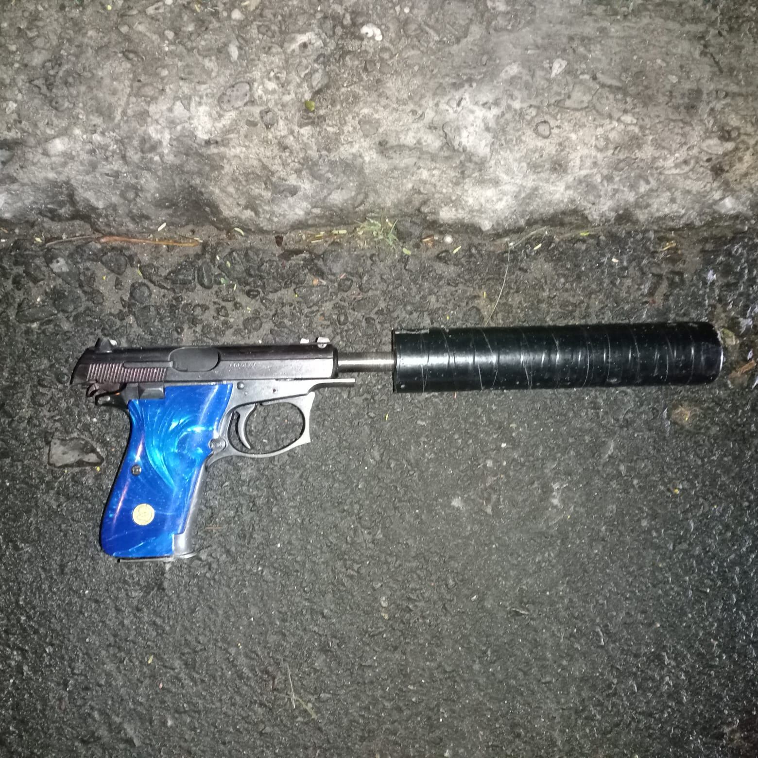 Un arma incautada tras el ataque.