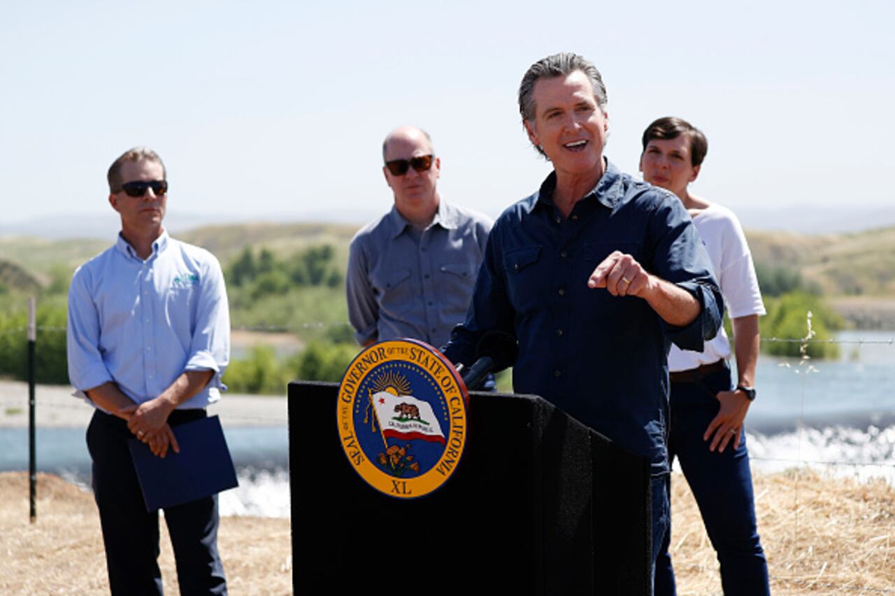 Gavin Newson amenaza con denunciar por "secuestro" a otros gobernadores por el transporte de migrantes. Foto: Getty Images.