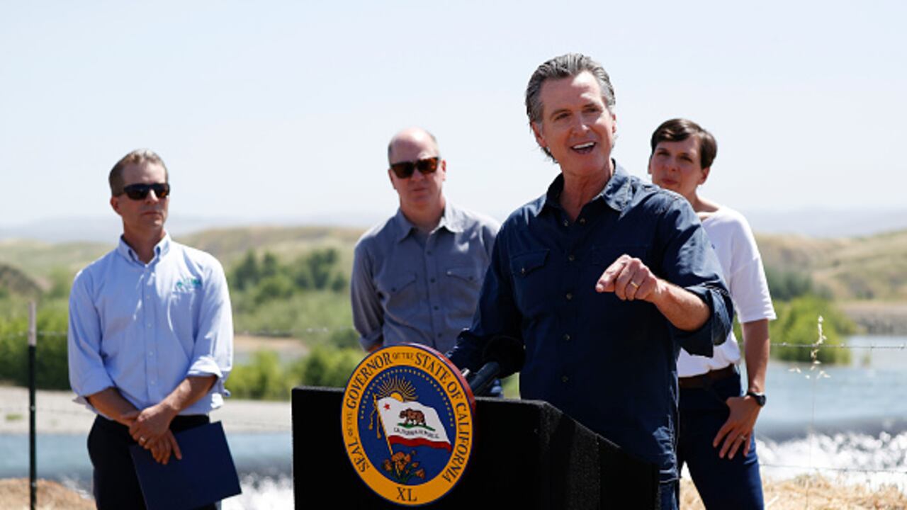 Gavin Newson amenaza con denunciar por "secuestro" a otros gobernadores por el transporte de migrantes. Foto: Getty Images.