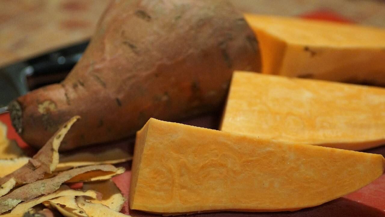 Los boniatos se pueden disfrutar con o sin piel y se pueden hornear, hervir, asar, freír, cocinar al vapor o en sartén.