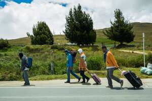 Venezolanos
Caminata de venezolanos migrantes en Colombia recorren la carretera entre Cucuta y Bucaramanga
Santander 17 agosto 2018
Foto Daniel Reina Romero
Revista Semana