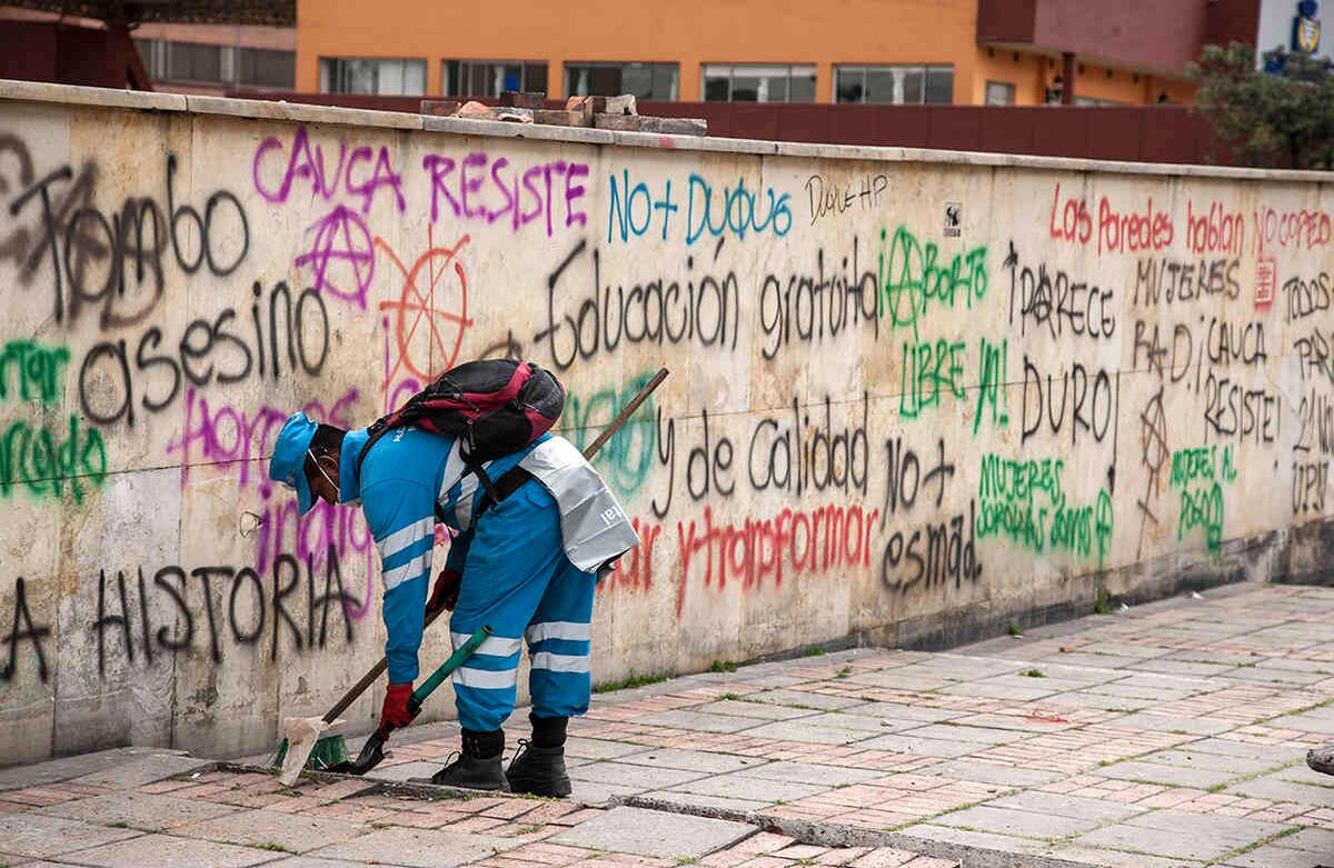 Varios manifestantes vandalizaron el monumento a Los Héroes, sobre la Autopista Norte. Foto:  Bani Gabriel Ortega