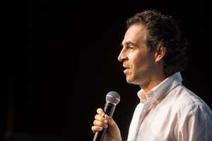 Alcalde de Medellín, Federico Gutierrez, visita el barrio Versalles en Manrique, donde se inaugura el acueducto del barrio. Foto: David Estrada Larrañeta