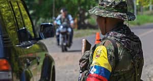 Así dictan las leyes los criminales en el Cauca: por medio de pancartas amenazantes y grafitis en las fachadas de las casas. Quien es sorprendido violando algunas de estas restricciones es asesinado, secuestrado u obligado a pagar multas.