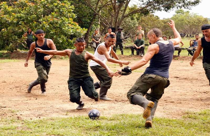 A la hora del fútbol todos son iguales. No hay comandantes ni combatientes, sino jugadores marcando y buscando el gol. 