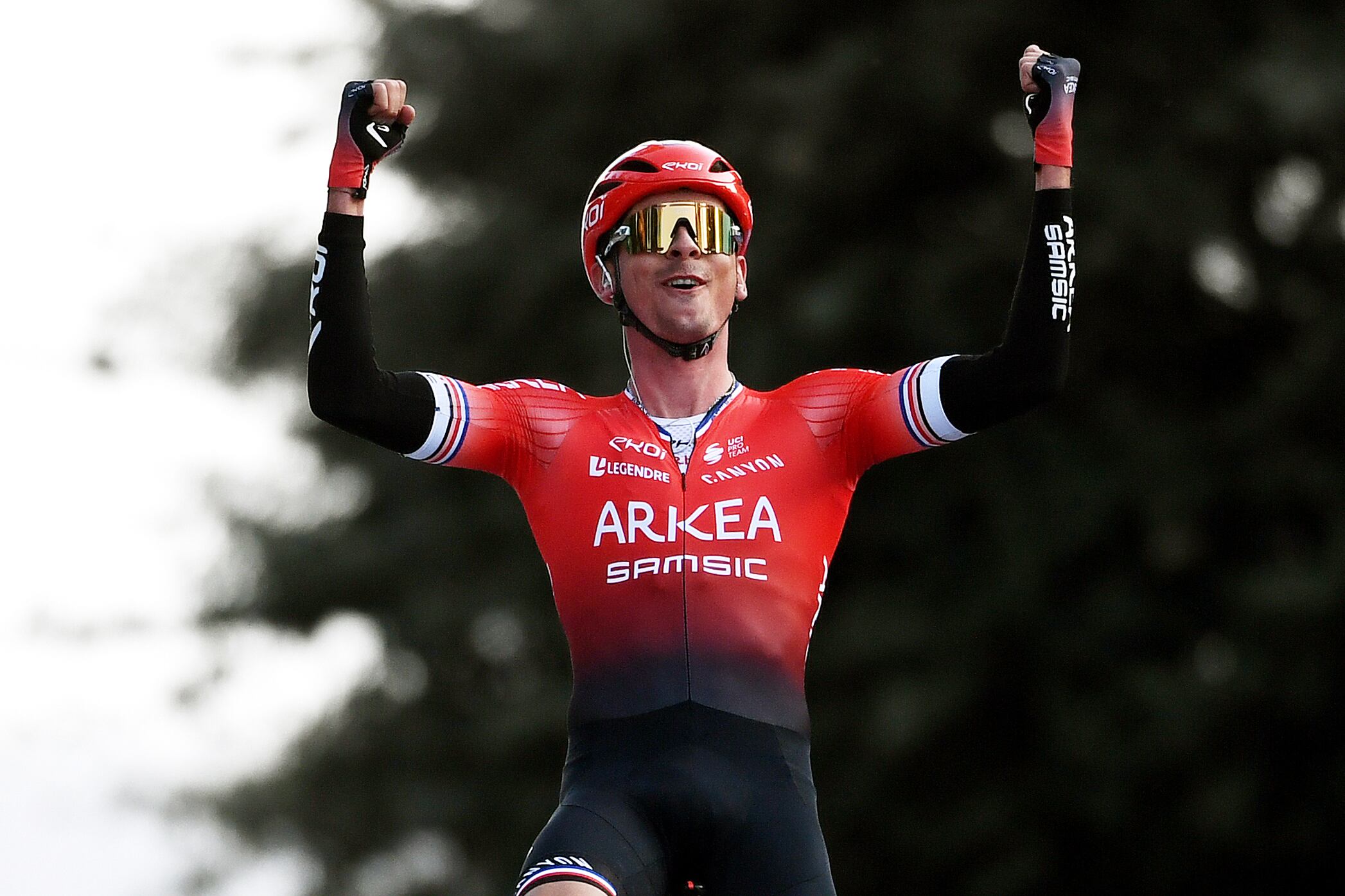 Warren Barguil de Francia y Team Arkéa - Samsic celebra en la línea de meta como ganador de etapa durante la 57.ª Tirreno-Adriatico 2022, Etapa 5, una etapa de 155 km desde Sefro a Fermo 317 m / #TirrenoAdriatico / #WorldTour / en marzo 11, 2022 en Fermo, Italia. (Foto de Tim de Waele/Getty Images)