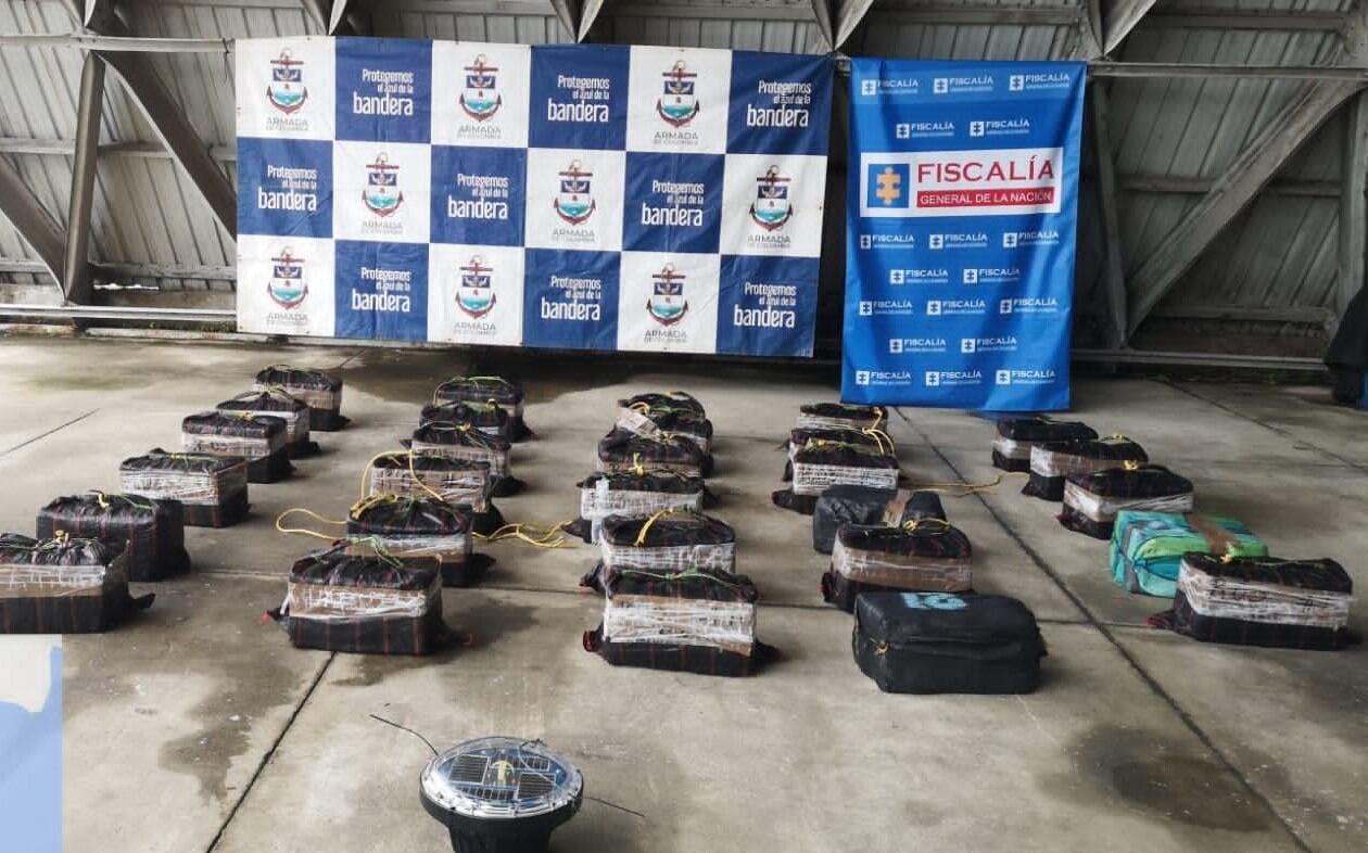 Operativos de la Armada contra el narcotráfico dejan cerca de una tonelada de cocaína decomisada en el caribe y en el pacífico colombiano.
