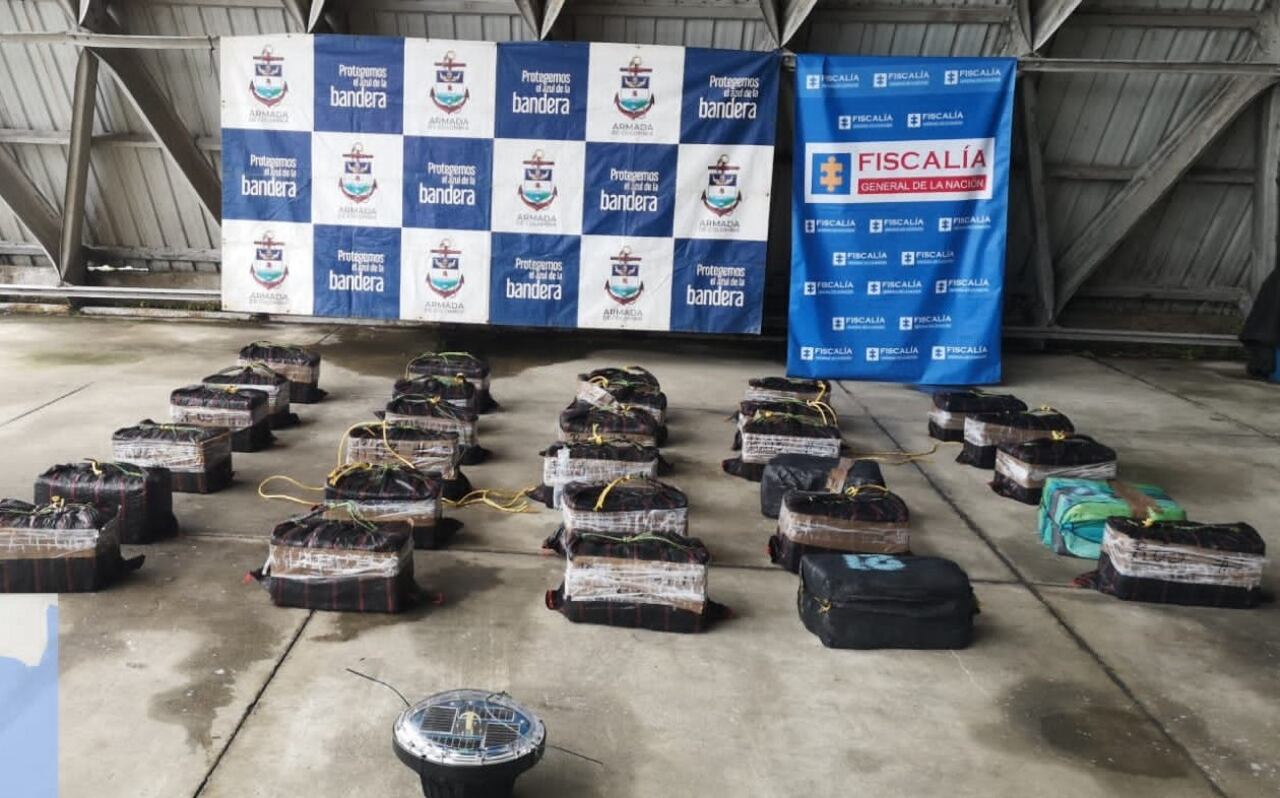 Operativos de la Armada contra el narcotráfico dejan cerca de una tonelada de cocaína decomisada en el caribe y en el pacífico colombiano.